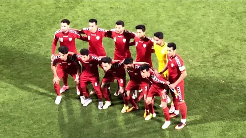 Cầu thủ Afghanistan đang nỗ lực giành bóng khỏi cầu thủ Pakistan trong trận đấu bóng đá quốc gia Cầu thủ Afghanistan đang nỗ lực giành bóng khỏi cầu thủ Pakistan trong trận đấu bóng đá…