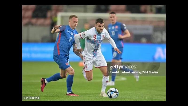 Cầu thủ Slovakia vượt qua hậu vệ Luxembourg với kỹ thuật đi bóng tinh tế Cầu thủ Slovakia vượt qua hậu vệ Luxembourg với kỹ thuật đi bóng tinh tế