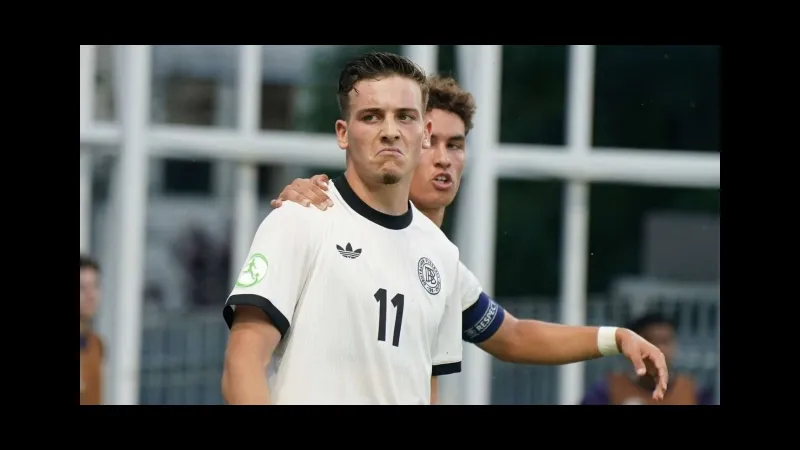 Cầu thủ U19 Đức vượt qua cầu thủ U19 Na Uy trong trận đấu bóng đá Cầu thủ U19 Đức vượt qua cầu thủ U19 Na Uy trong trận đấu bóng đá